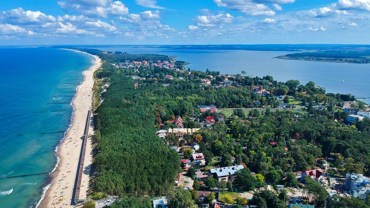 Lato wystartowało z pięknym słońcem i obietnicą wspaniałego wypoczynku. Planowanie wakacji zatem czas zacząć! Tylko gdzie warto wybrać się w tym roku? Odpowiedź można znaleźć na <a rel="nofollow" href="https://track.adform.net/C/?bn=38073297" id="60396a2e-b111-4dae-afb8-5b830c902143">Travelist.pl</a>, gdzie trwa właśnie Festiwal Niskich Cen. To wielkie, 3-dniowe święto letnich promocji, podczas którego można zarezerwować urlop w najlepszych hotelach w najniższej cenie. Trzeba się jednak pospieszyć – Festiwal trwa tylko do czwartku, 2 lipca! A więc – góry, Mazury czy wymarzony relaks na bałtyckiej plaży? Poznajcie wyjątkowe miejsca na tegoroczne wakacje – do upolowania podczas Festiwalu Niskich Cen na Travelist!