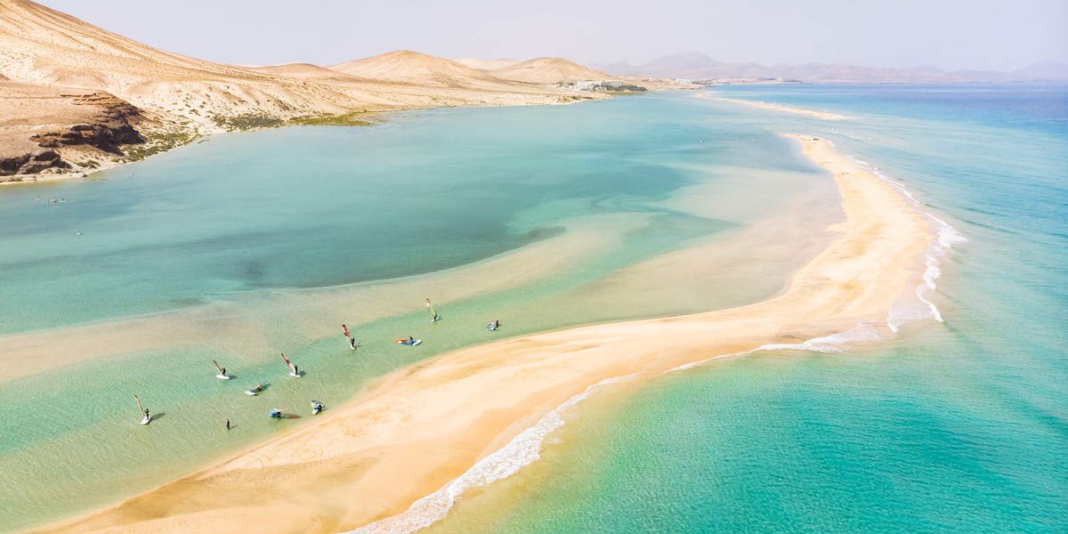 Fuerteventura to miejsce w sam raz dla osób preferujących zawsze ciepły klimat, hiszpańską kuchnię, bliskość oceanu, sporty wodne, podziwianie spektakularnych zachodów Słońca i nie tylko. Dowiedz się, co jeszcze możesz robić na tej wyspie