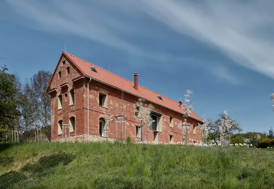 Spichlerz w Sudetach wygląda jak opuszczony, ale w środku to luksusowa willa