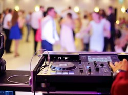 Nie ma, że sami swoi! Kto i ile musi zapłacić ZAiKS-owi za muzykę na weselu?