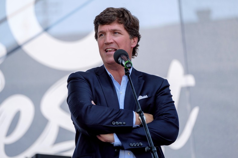 Tucker Carlson w sierpniu 2021 r. podczas spotkania z uczestnikami obozu patriotycznego na Węgrzech organizowanego przez fundację MCC, finansowaną przez węgierski rząd i kierowaną przez szefa gabinetu politycznego premiera Viktora Orbana