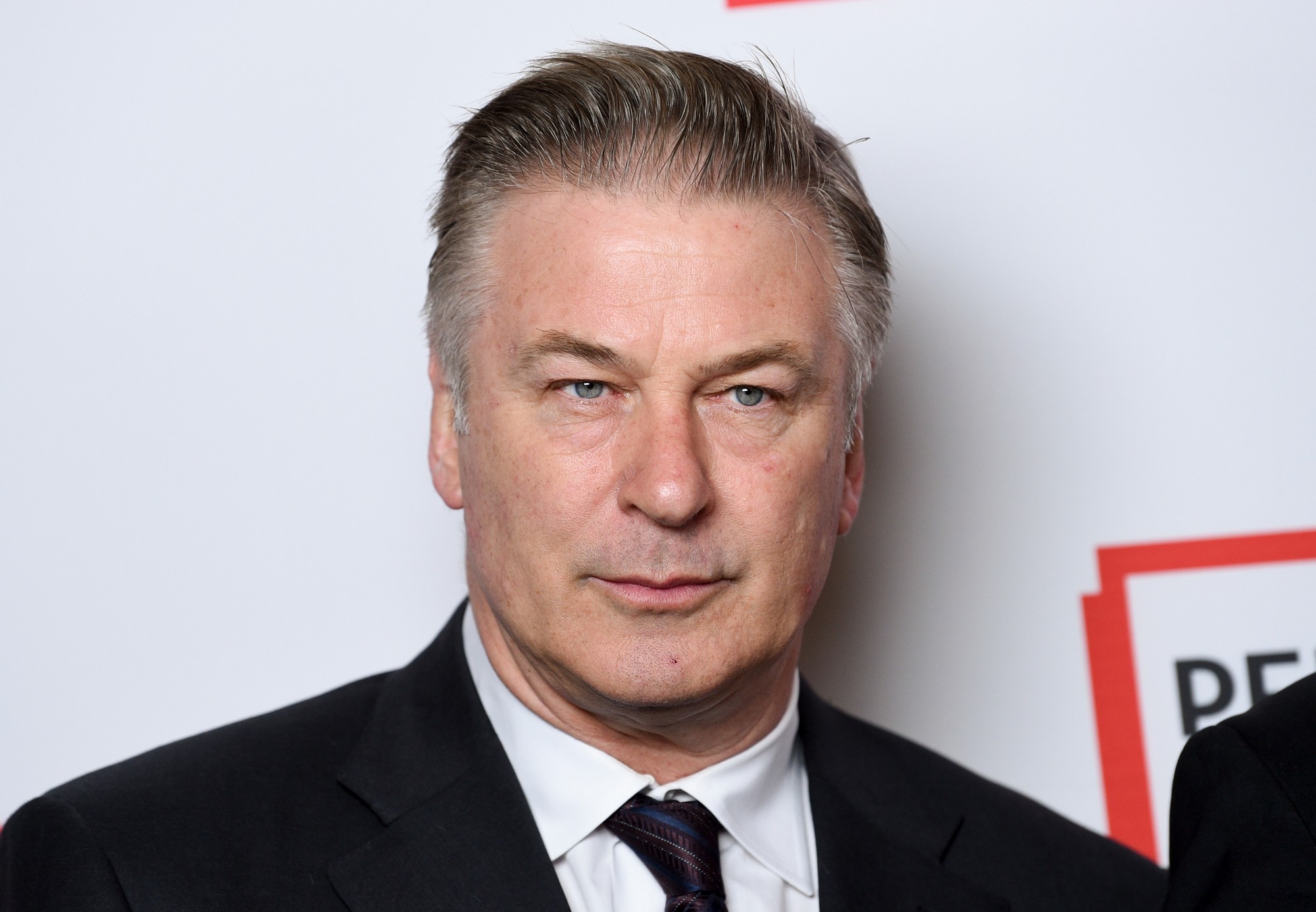 Alec Baldwin nechtiac zastrelil rekvizitou zbrane počas natáčania filmu Rust kameramanku.
