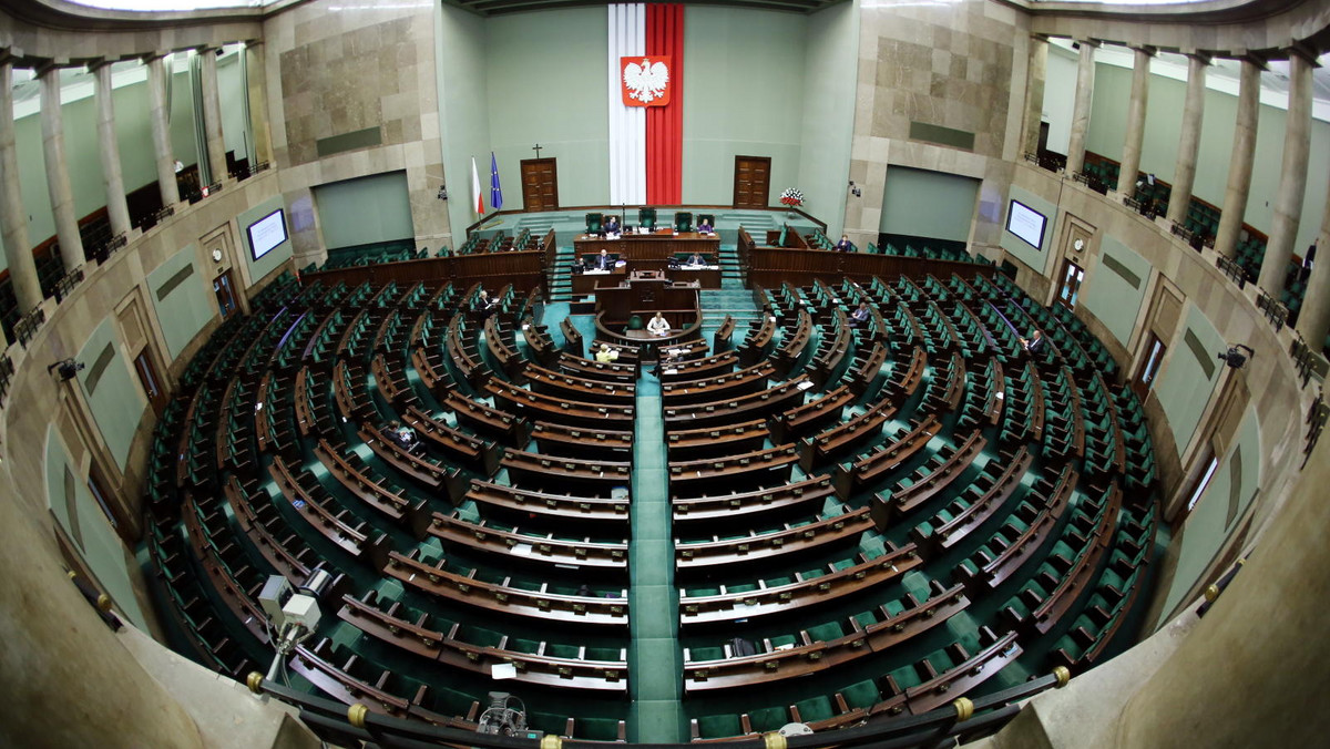 Sejm uchylił w piątek ustawę o przekształceniu własnościowym PLL LOT. Oznacza to, że Skarb Państwa nie będzie już musiał zachować co najmniej 51 proc. akcji polskiego przewoźnika, tym samym otwarta została droga do prywatyzacji spółki.