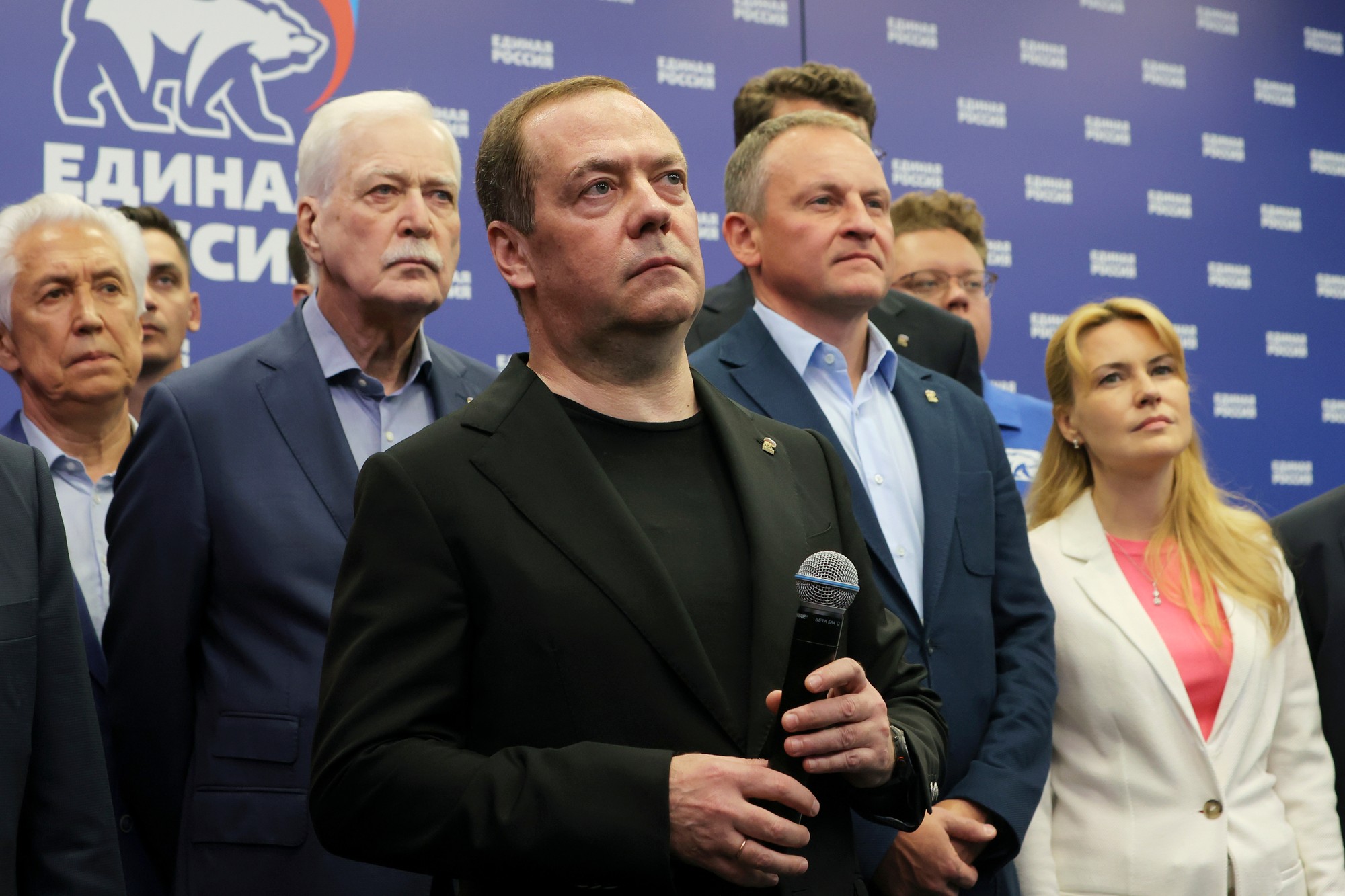 Podpredseda Rady bezpečnosti Ruskej federácie a šéf strany Jednotné Rusko Dmitrij Medvedev (uprostred).