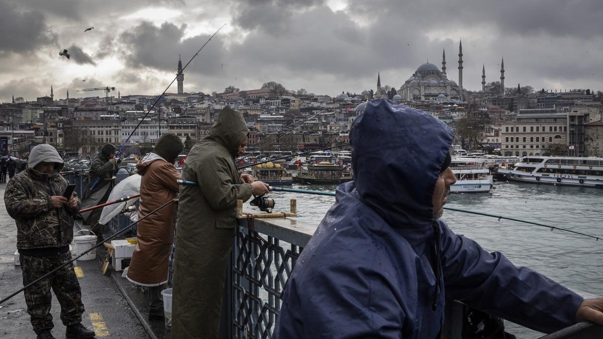 Most Galata w Stambule jest oblegany przez wędkarzy, którzy w ten sposób nie tylko zarabiają, walcząc z inflacją, ale także zdobywają pożywienie, grudzień 2021 r.