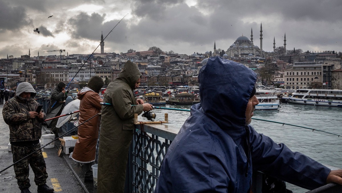 Most Galata w Stambule jest oblegany przez wędkarzy, którzy w ten sposób nie tylko zarabiają, walcząc z inflacją, ale także zdobywają pożywienie, grudzień 2021 r.