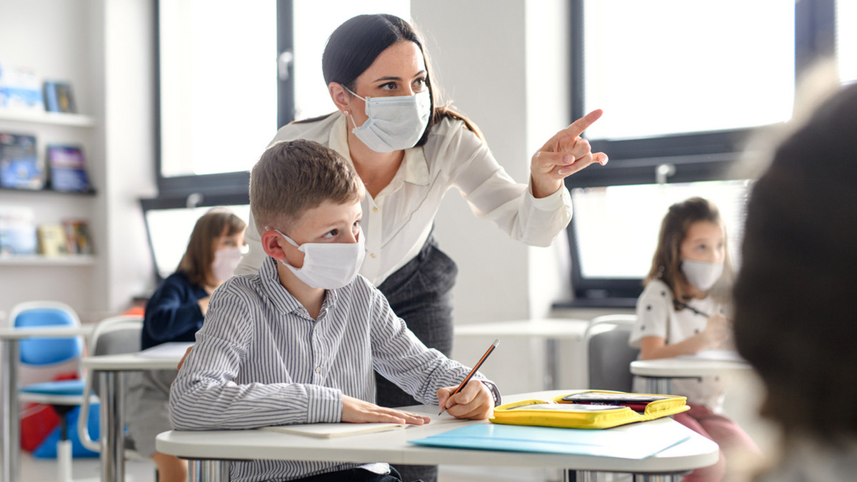 Nauczyciel zakażony koronawirusem w szkole, może wystąpić o odszkodowanie
