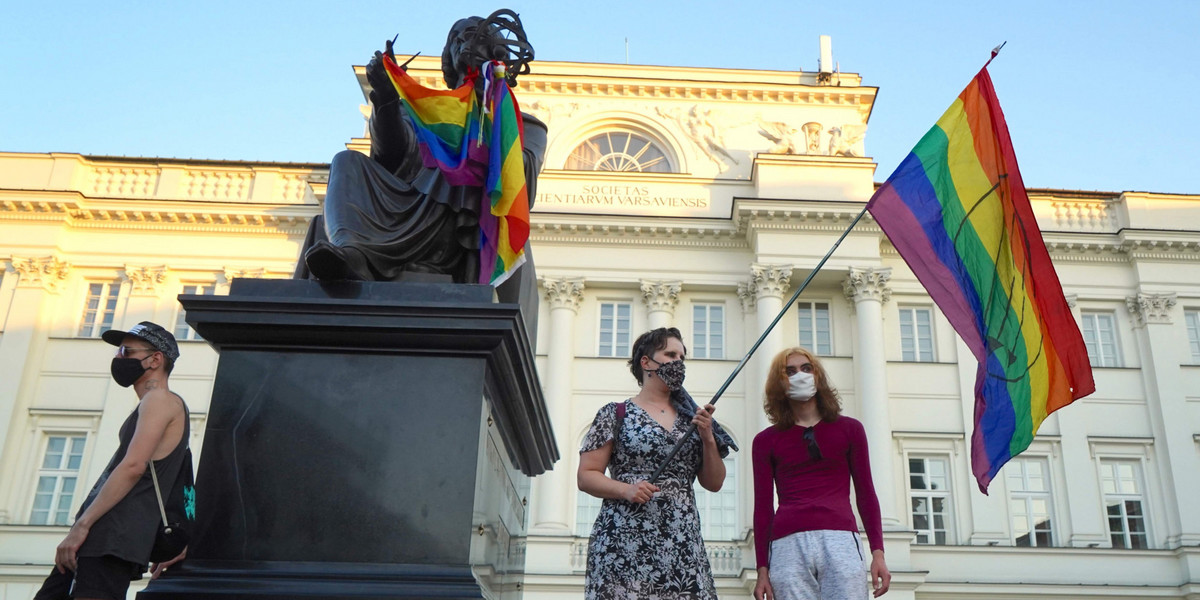 W piątek po południu przed warszawską siedzibą Kampanii Przeciw Homofobii odbył się protest, w wyniku którego policja zatrzymała łącznie 48 osób.