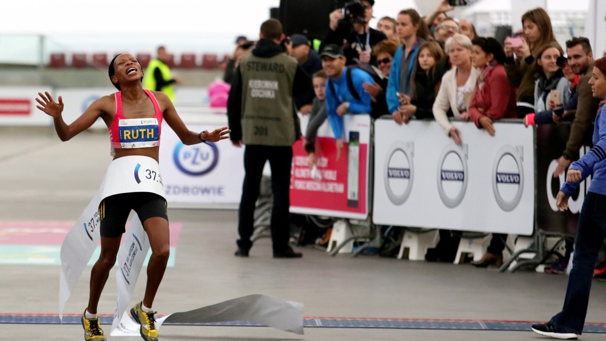 Kenijscy biegacze zdominowali 37. PZU Maraton Warszawski. Zwyciężył Ezekiel Omullo, który dystans 42 km 195 m pokonał w 2:09.19. Drugi był ubiegłoroczny triumfator Victor Kipchirchir - 2:10.45, a trzeci Johnstone Mayio - 2:10.58. W gronie kobiet wgrała Ruth Wanjiru - 2:29.39.