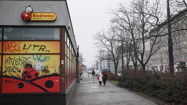 Skandaliczne sceny przed Biedronką. Ochroniarz zamknął staruszkę w wiacie śmietnikowej