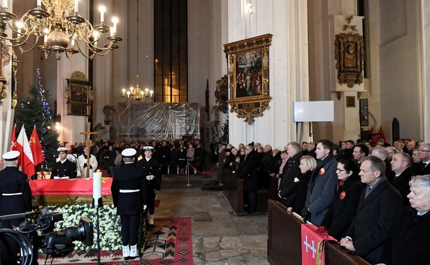 Czuwanie i modlitwy. Trumna z ciałem prezydenta Adamowicza w Bazylice Mariackiej