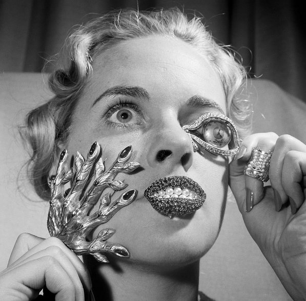 Madelle Hegeler demonstruje biżuterię Salvadora Dali, Nowy Jork - 1959 r.