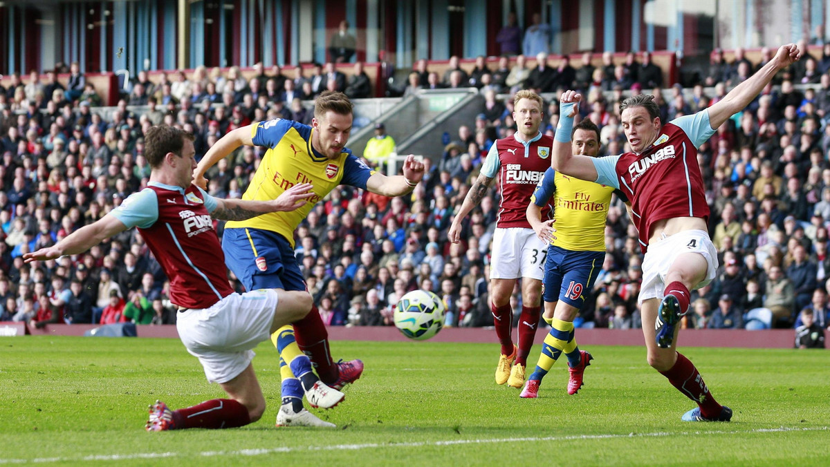 Arsenal Londyn wygrał na wyjeździe z Burnley FC 1:0 (1:0) w 32. kolejce Premier League. Drużyna prowadzona przez Arsene'a Wengera kontynuuje zwycięską serię, zdobywając komplet punktów w ósmym kolejnym meczu. Wojciech Szczęsny przesiedział spotkanie na ławce rezerwowych.