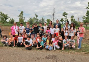Učenici koji su posadili školsku šumu u Kikindi
