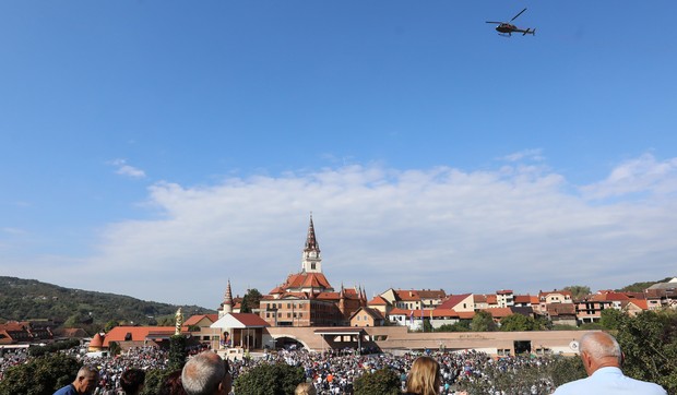 Bacanje 10.000 ružinih latica iz helikoptera povodom 25. godišnjice beatifikacije Alojzija Stepinca u Mariji Bistrici 30. septembra