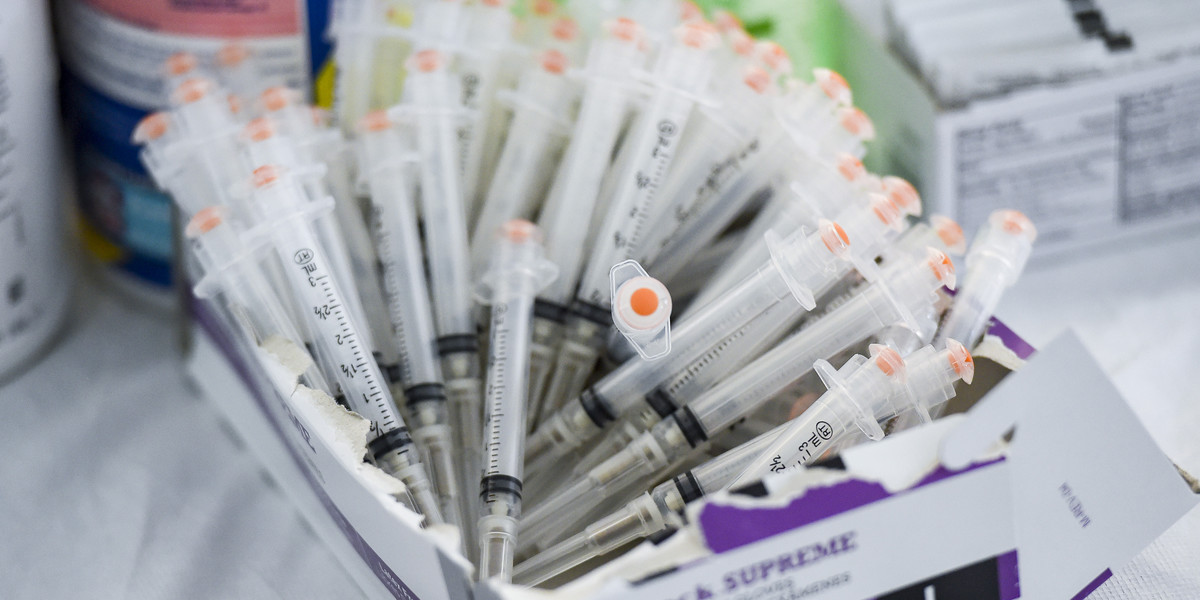 Tylko koncern Pfizer na sprzedaży szczepionek zarobi w tym roku 15 mld dol.