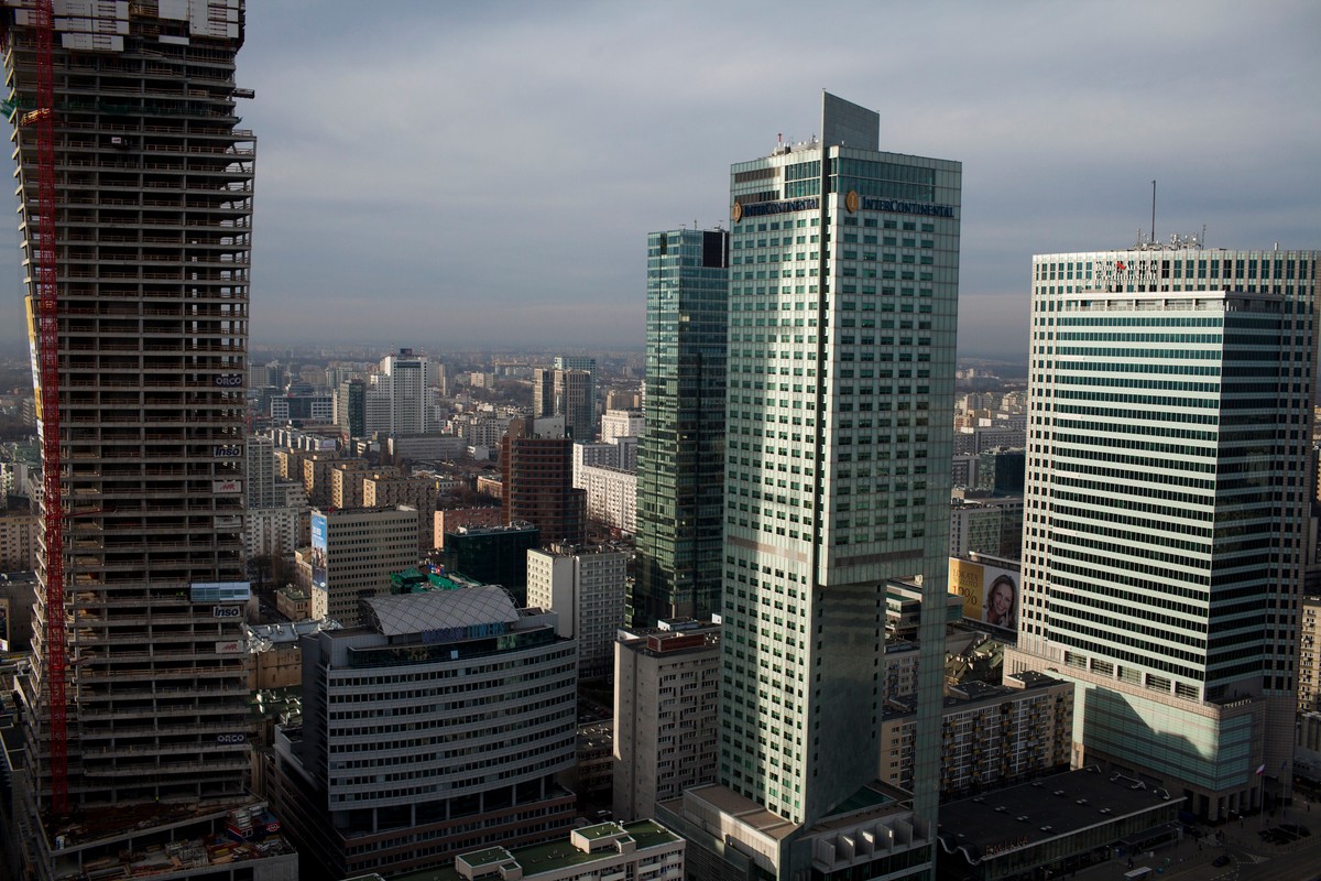 Widok na warszawskie wieżowce z Pałacu Kultury i Nauki. Fot. Bartek Sadowski/Bloomberg