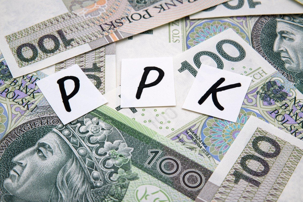 Banknoty, a na nich leżący napis "PPK". Emerytalny sukces został w końcu odniesiony