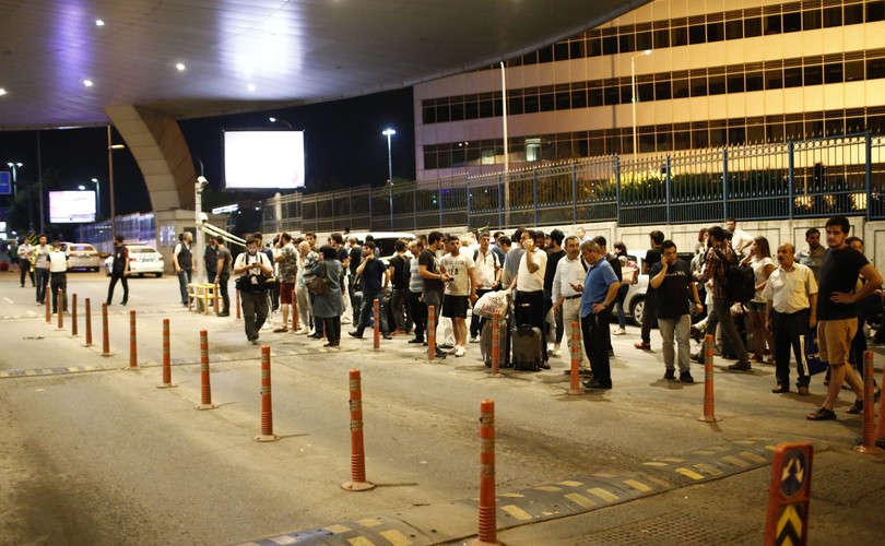 Pasażerowie, ewakuowani z lotniska