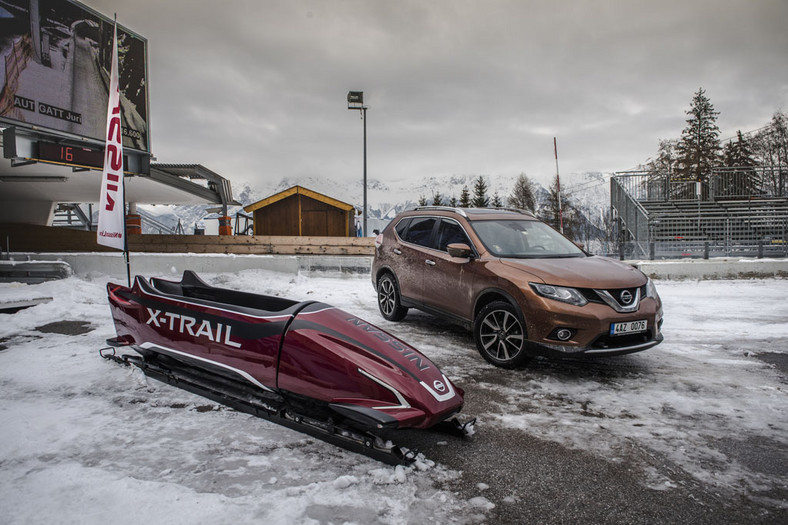 Nissan X-trail jeździ po lodzie
