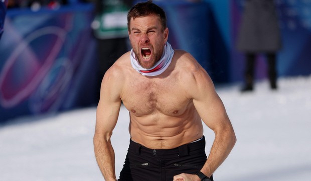 Benjamin Karl iz Austrije slavi osvajanje olimpijskog zlata u finalu paralelnog veleslaloma u vožnji borda u muškoj konkurenciji protiv Sangkjuma Kima iz Južne Koreje | Foto: REUTERS/Hannah Mckay