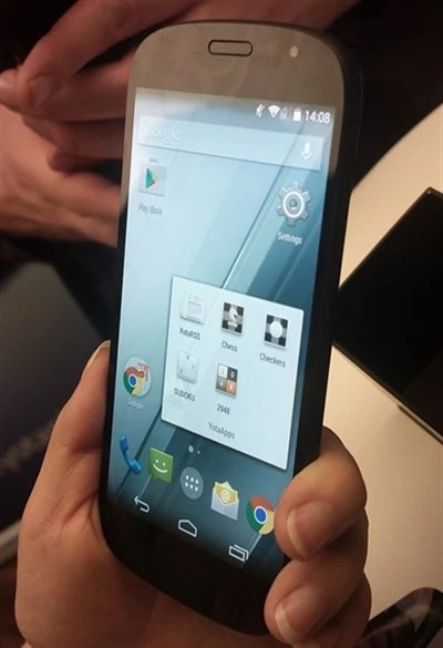 Wykonany w technice AMOLED główny ekran smartfonu YotaPhone 2 zapewnia bardzo dobre kąty widzenia oraz świetny współczynnik kontrastu prezentowanego obrazu