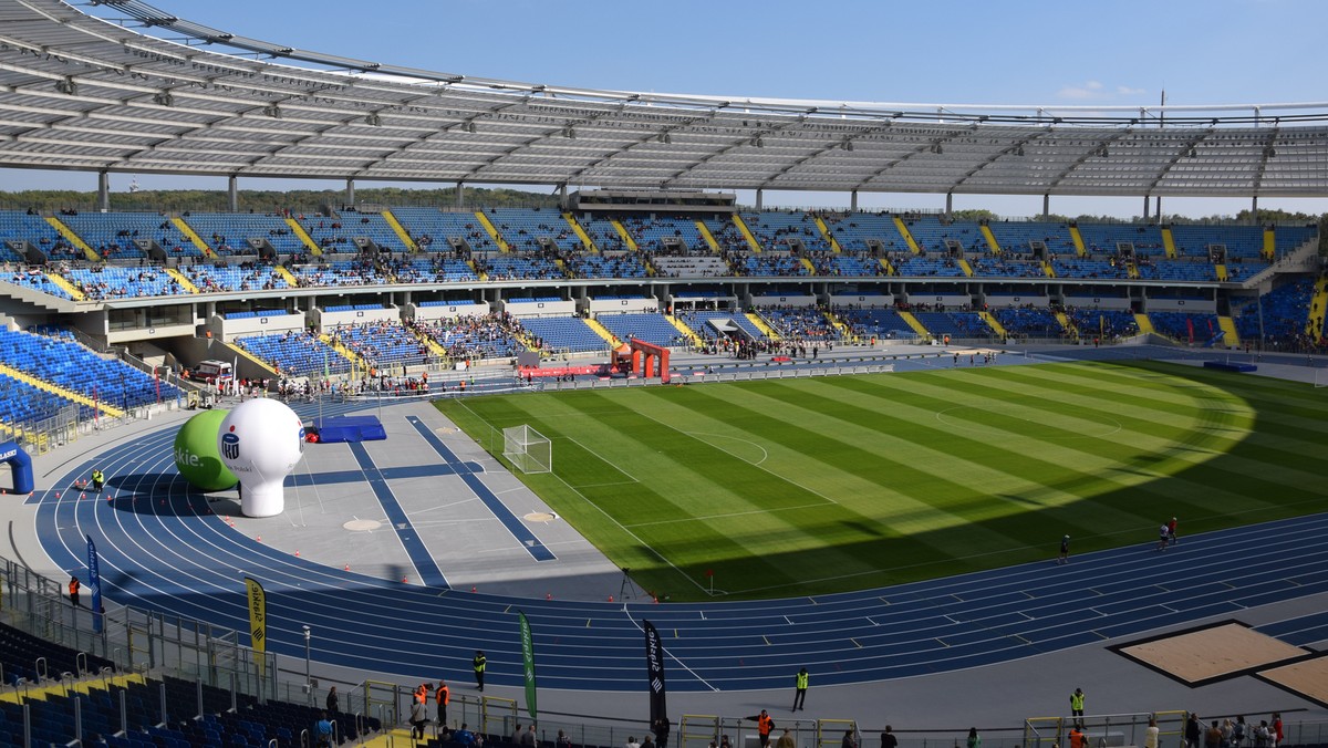 Ubrani w galowe mundury pracownicy kopalń i centrali Polskiej Grupy Górniczej wniosą polską flagę na murawę Stadionu Śląskiego przed wtorkowym towarzyskim meczem piłkarskim reprezentacji biało-czerwonych z Koreą Południową.