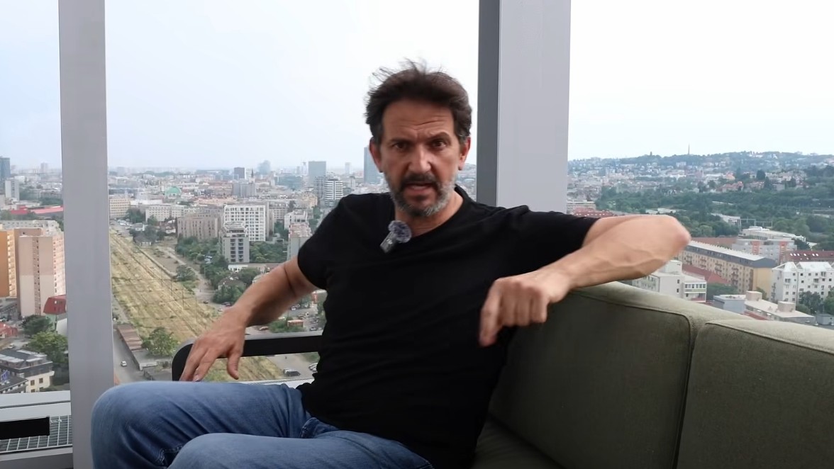 Robert Kaliňák na exteriérovej sedačke v Kukurici