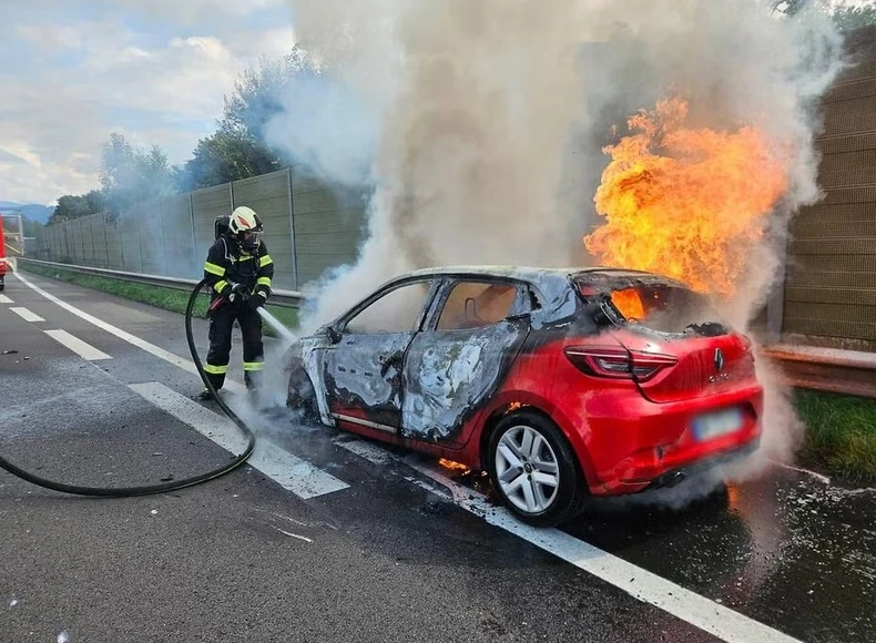 Gašenje automobila koji se zapalio u vožnji