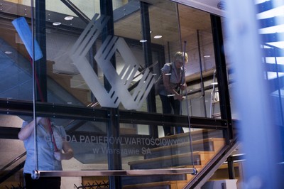 Główne indeksy GPW pogłębiły spadki. Lotos i PGNiG mocno w górę