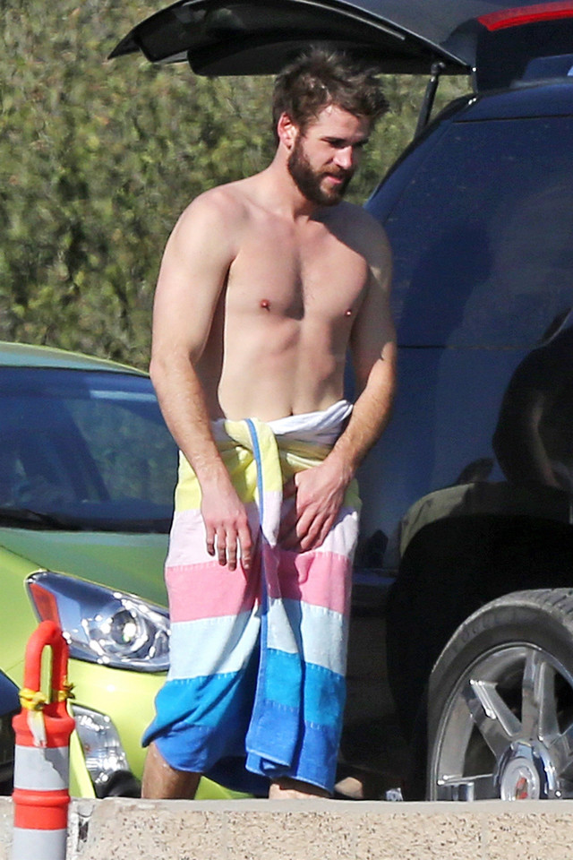 Liam Hemsworth na plaży w Malibu