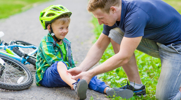 Mostantól nem kell aggódni azon, hogy összekeni a gyermek ruháit a sebfertőtlenítő /Fotó: Shutterstock