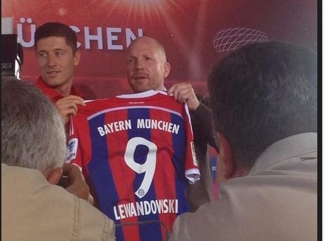 Robert Lewandowski już w Bayernie. Ładnie mu w nowej koszulce?