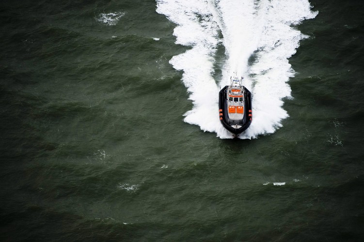 Samochodowiec Baltic Ace z 24 osobami na pokładzie zatonął w środę na Morzu Północnym