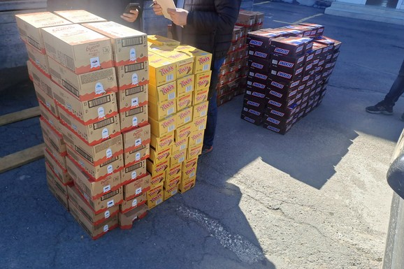 Zaplenjeno više od 34.000 Snickers i Twix čokoladica: Policija razbila ilegalnu trgovinu