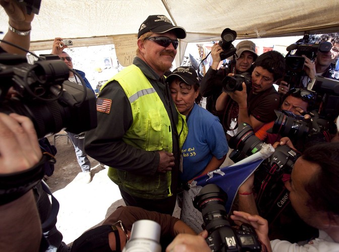 Amerykanin Jeff Heart, operator maszyny Schramm T-130, przytula Marię Segovię, siostrę jednego z uwięzionych pod ziemią górników