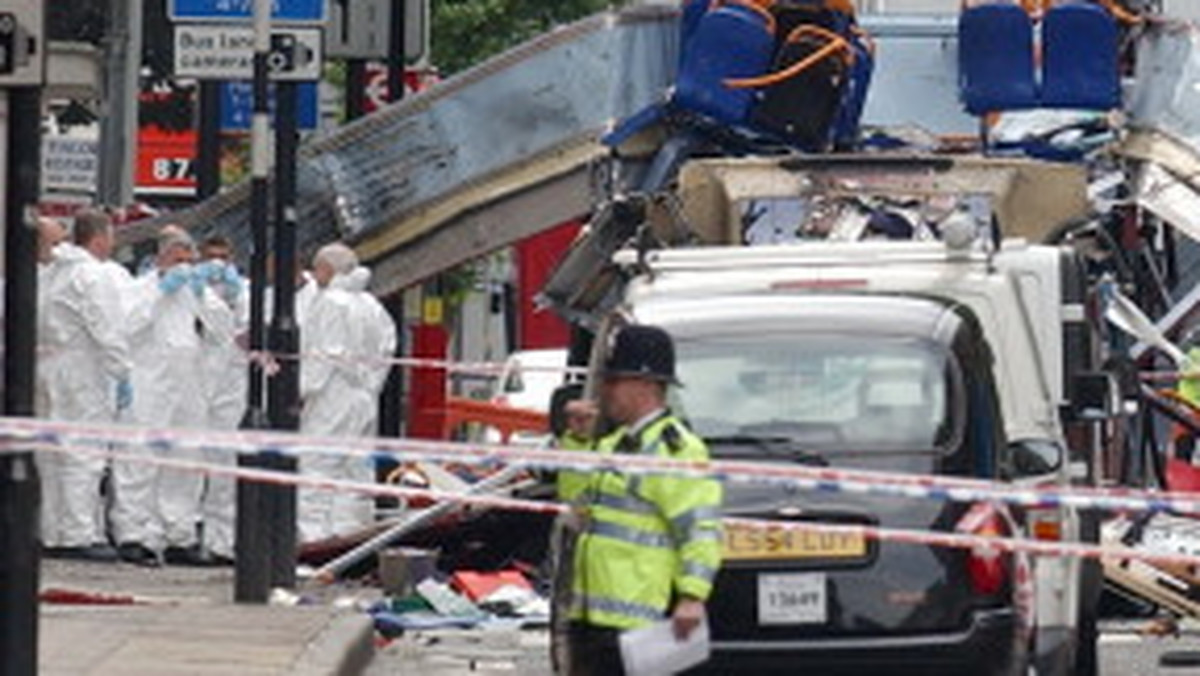John Yates, jeden z najważniejszych oficerów Met Police, miał powiedzieć, że cięcia planowane przez torysów zwiększą ryzyko udanego ataku terrorystycznego w Londynie. Został ostro skrytykowany przez polityków Partii Konserwatywnej i oskarżony o "alarmizm" - donosi BBC.