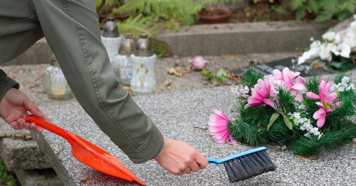 Wszystkich Świętych. Ile kosztuje porządkowanie grobu? [STAWKI]