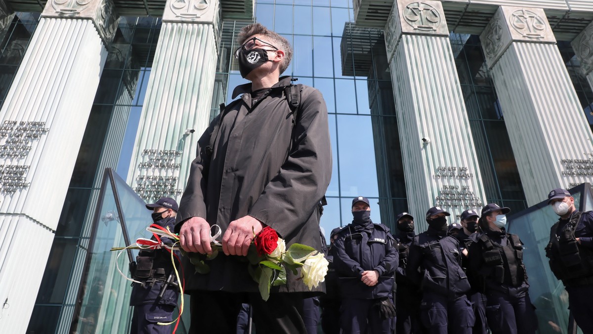 Sędzia Igor Tuleya przed siedzibą Sądu Najwyższego w Warszawie.