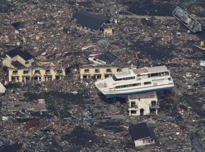 Sfotografowany z powietrza statek, stojący na budynku w Otsuchi w prefekturze Iwate