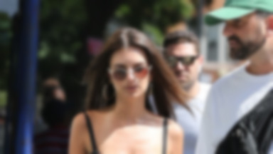 Emily Ratajkowski na spacerze z pieskiem. Bardzo seksowna