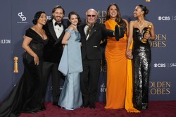 Kreacje gwiazd na gali Złotych Globów. Nicole Kidman jak złoty posąg, Emma Stone w krwistej czerwieni  [FOTO]