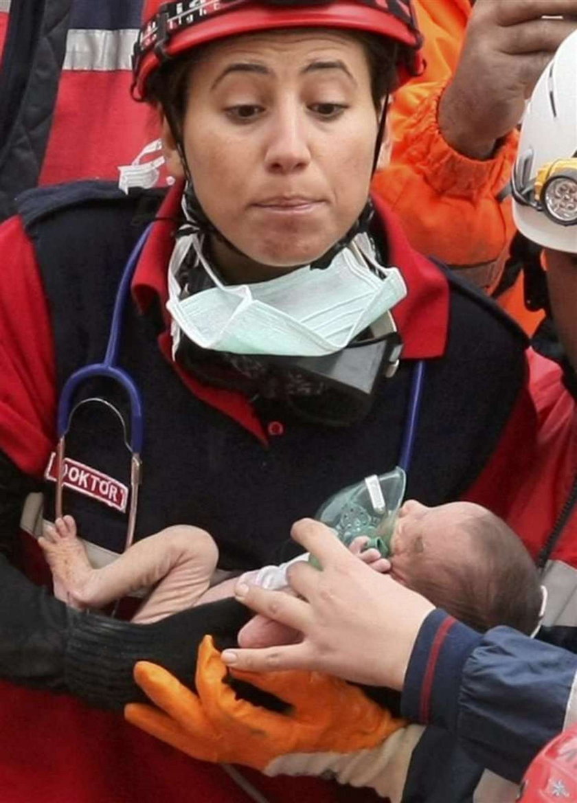 Cud! 14-dniowe niemowlę wyciągnięte spod gruzów. FILM