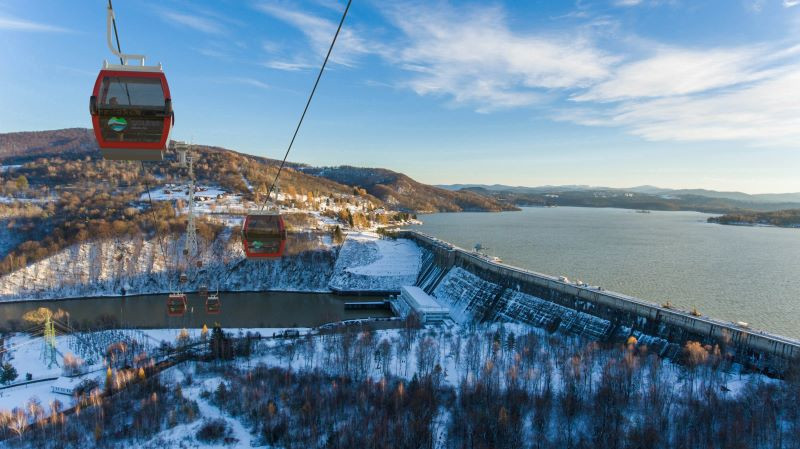 Budowa kolejki linowej nad zaporą wodną w Solinie, Bieszczady (wizualizacja)