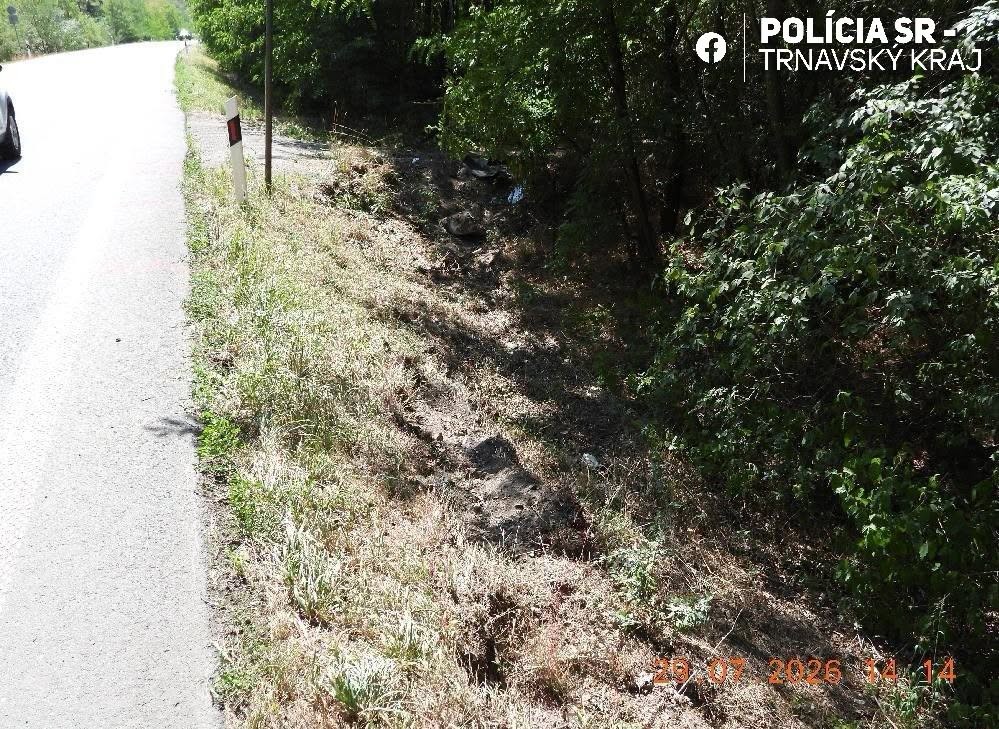 Po nehode pri Gbeloch transportovali vodiča do nemocnice vrtuľníkom. 