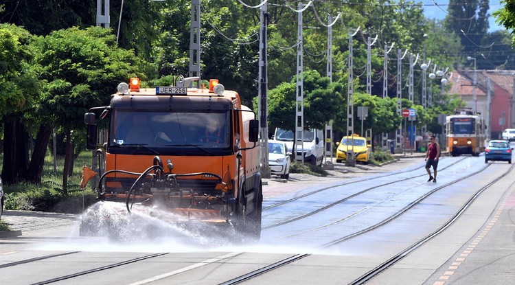 Locsolókocsival hűtik az utakat Budapesten 2020. 06. 19-én