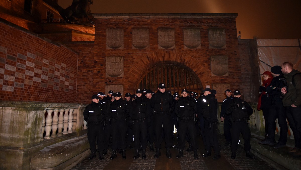 Kraków: Blokada wjazdu polityków PiS na Wawel. Zeznają policjanci