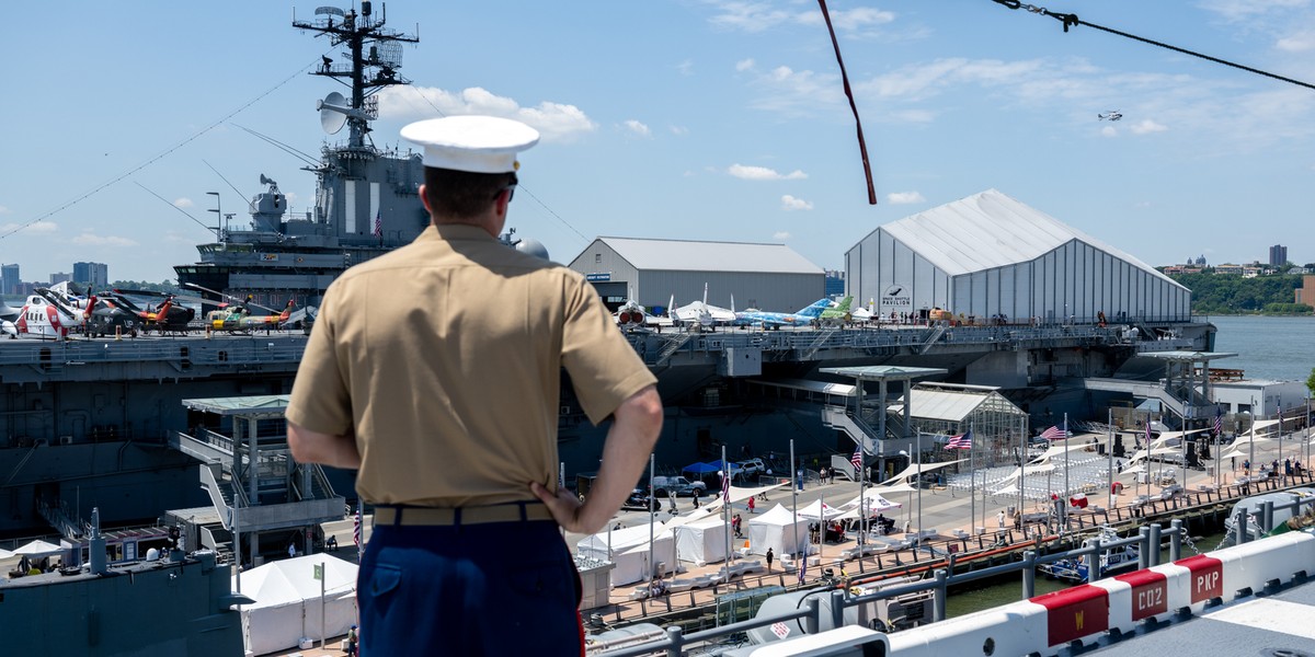 Amerykański żołnierz piechoty morskiej spogląda z jednostki USS Bataan.