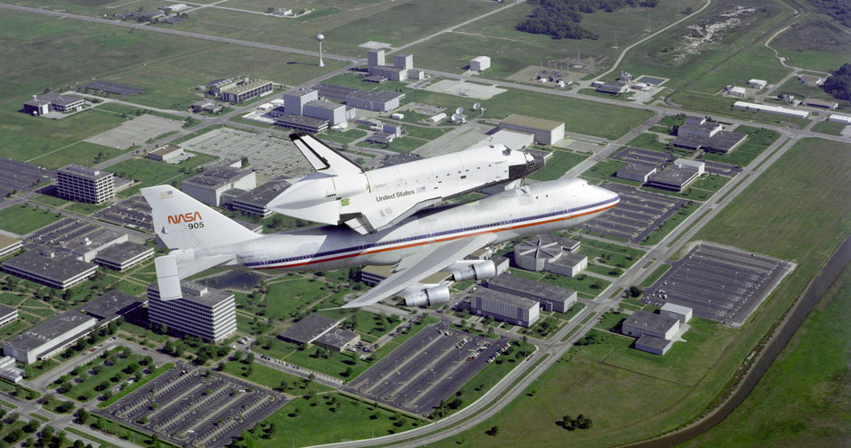 Wahadłowiec Challenger wynoszony przez samolot transportowy w 1983 r. nad Centrum Lotów Kosmicznych NASA w Houston 