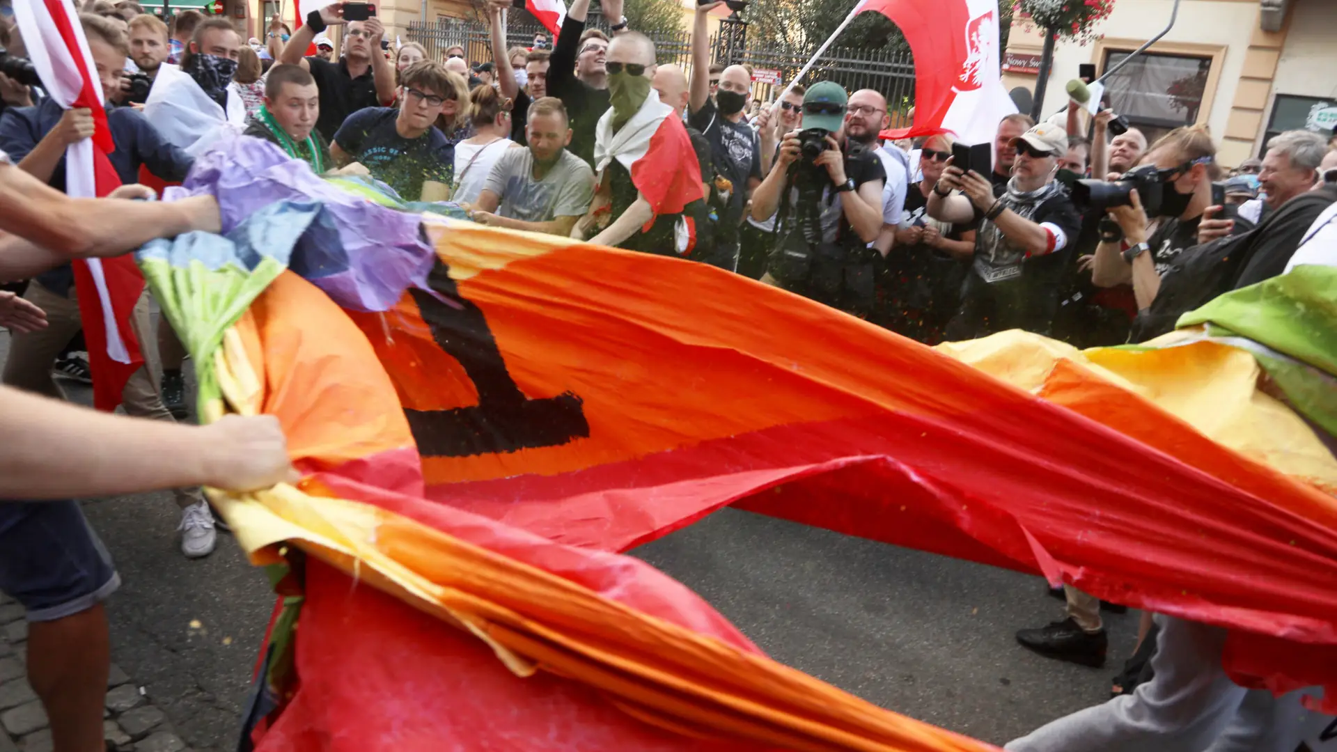 Państwo będzie bronić sumień wierzących przed "atakami LGBT". Zarobi naczelny "Do Rzeczy"